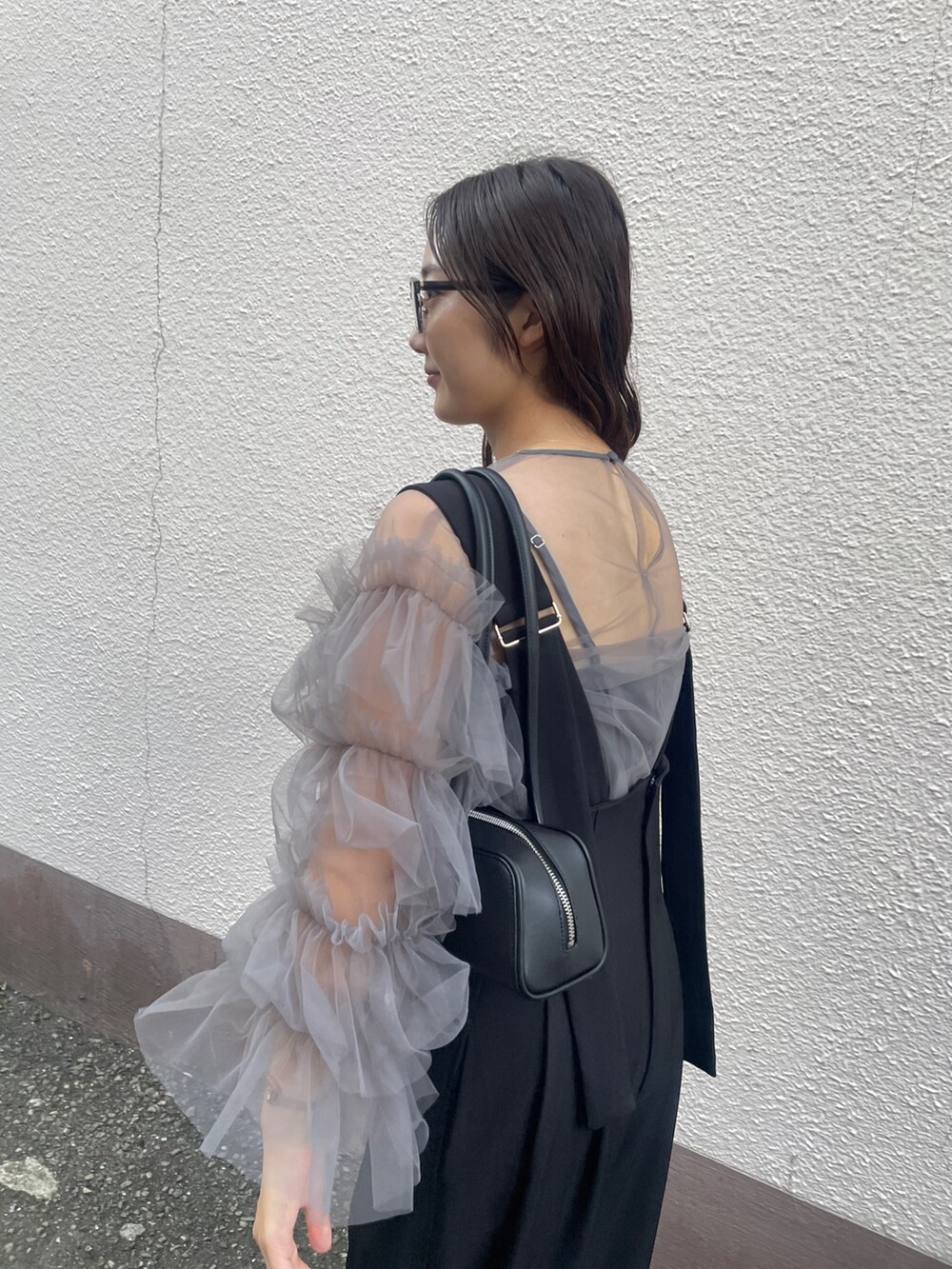 グレー系のシャツ/ブラウス、ブラック系のブーツ、ブラック系のその他パンツを着用したレディースの秋コーディネートの9枚目の写真