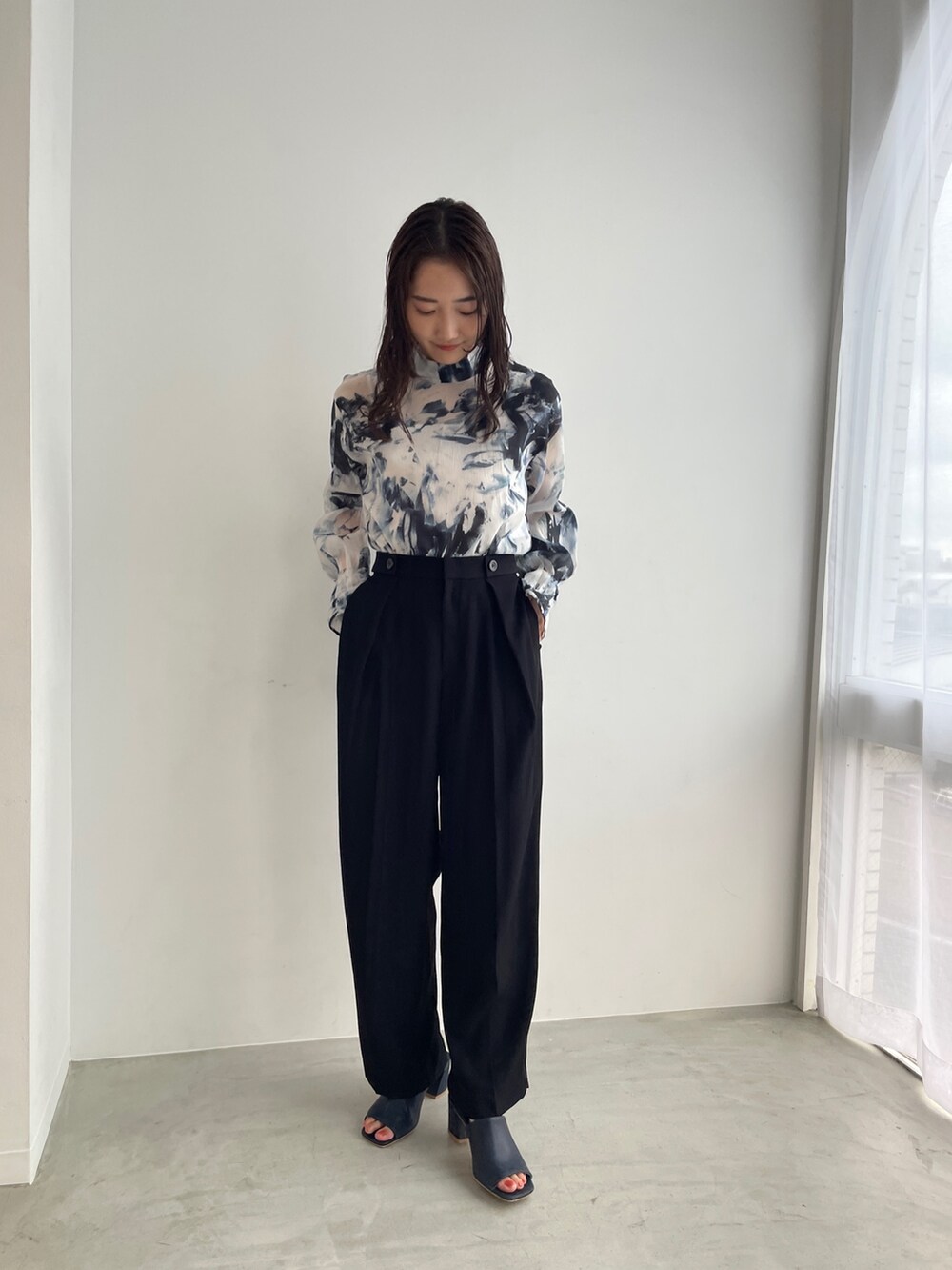 ブルー系のシャツ/ブラウス、ブルー系のサンダル、ブラック系のスラックスを着用したレディースの夏コーディネートの2枚目の写真