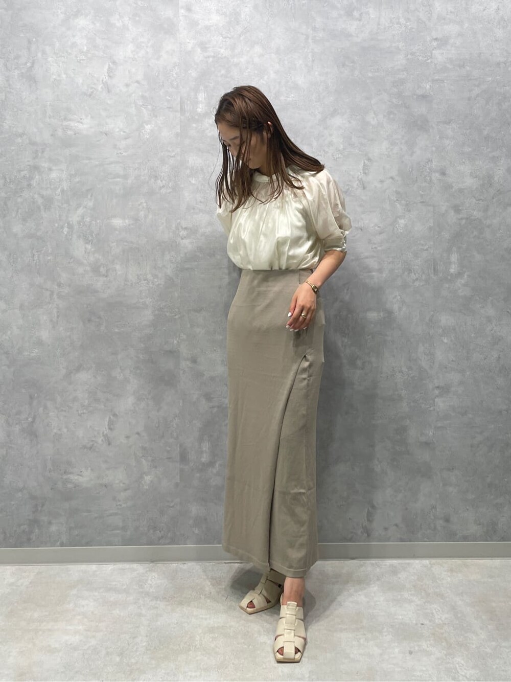 ホワイト系のサンダル、ベージュ系のスカート、ホワイト系のシャツ/ブラウスを着用したレディースの夏コーディネートの2枚目の写真