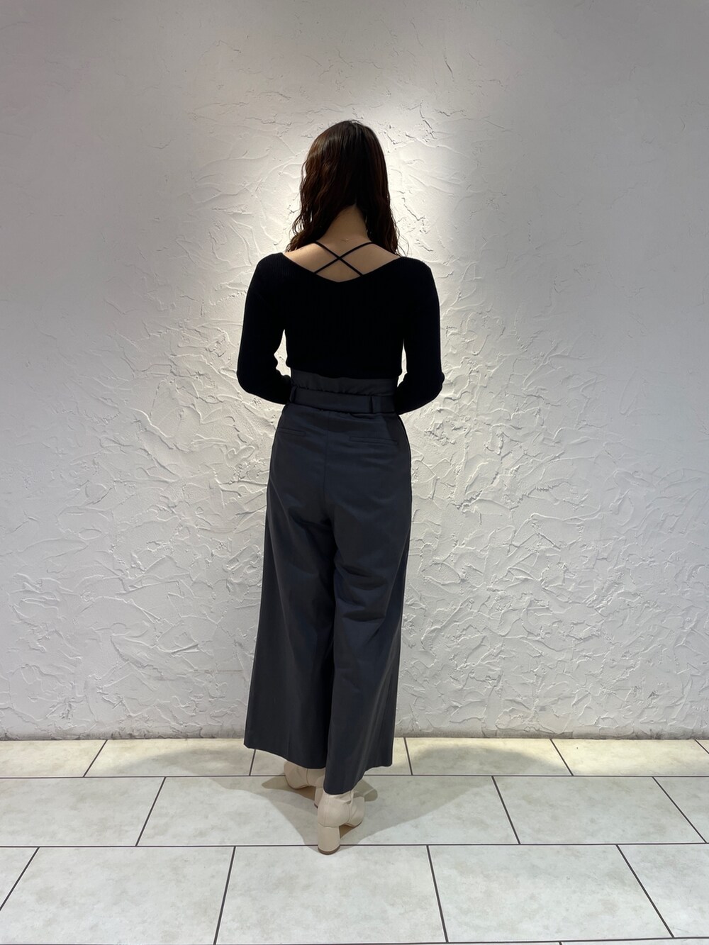 グレー系のその他パンツ、ブラック系のニット/セーター、ホワイト系のブーツを着用したレディースの冬コーディネートの4枚目の写真