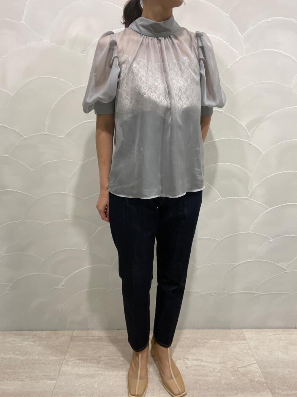 ベージュ系のブーツ、ブルー系のシャツ/ブラウス、ブルー系のデニムパンツを着用したレディースの春コーディネートの4枚目の写真