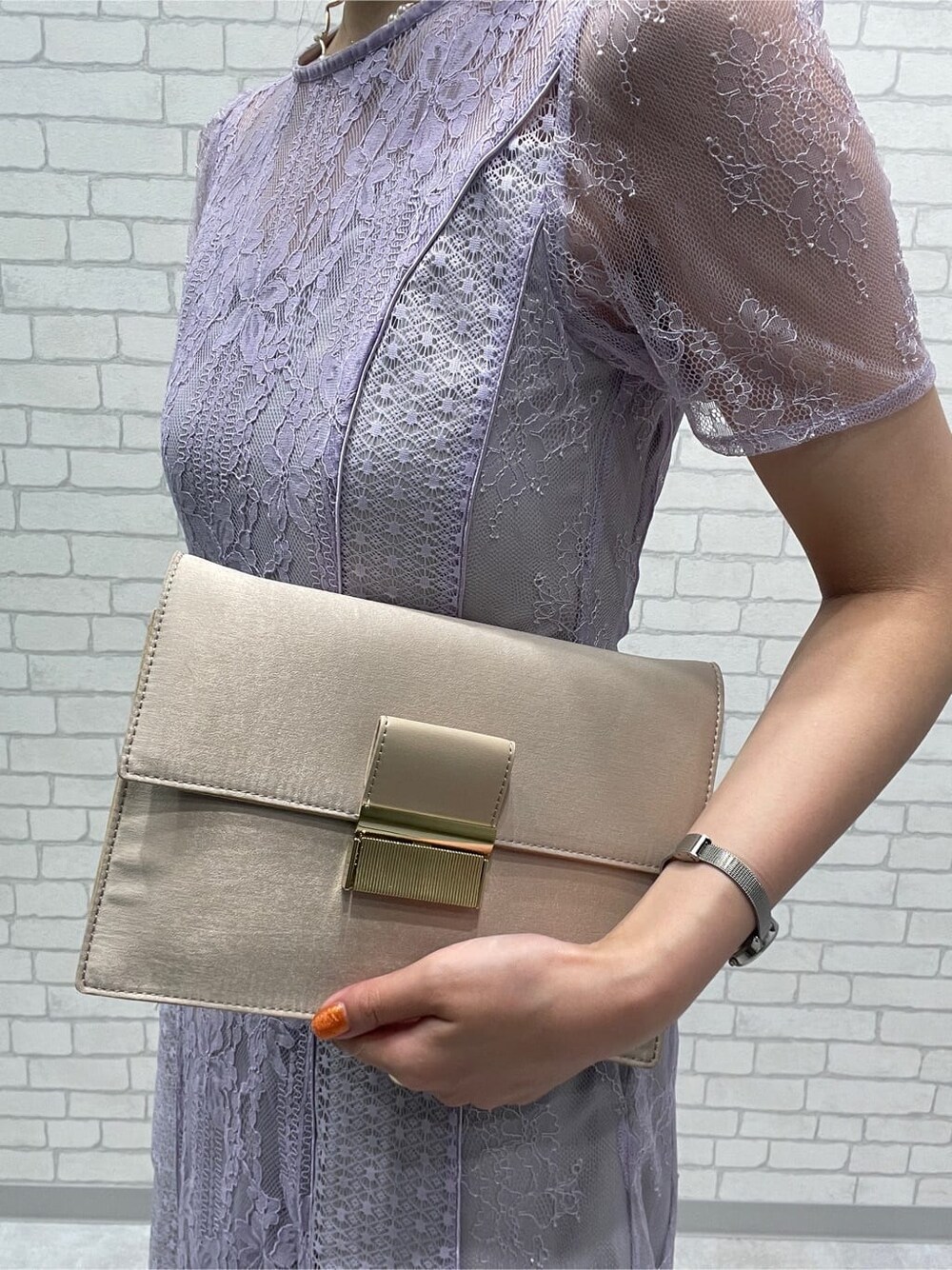 ベージュ系のパンプス、パープル系のドレス、ゴールド系のネックレスを着用したレディースの春コーディネートの7枚目の写真