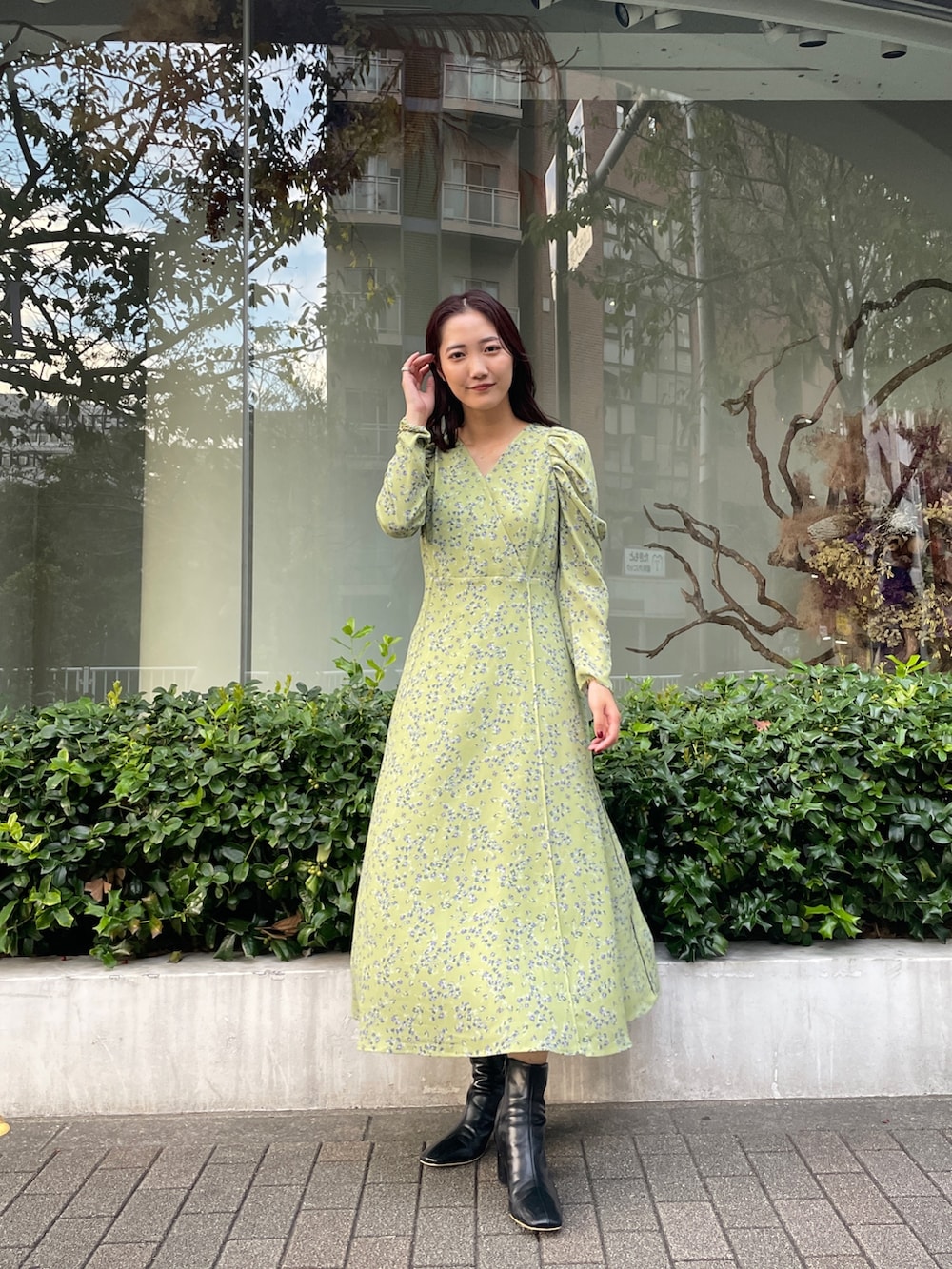 ブラック系のブーツ、グリーン系のワンピースを着用したレディースの秋コーディネートの3枚目の写真