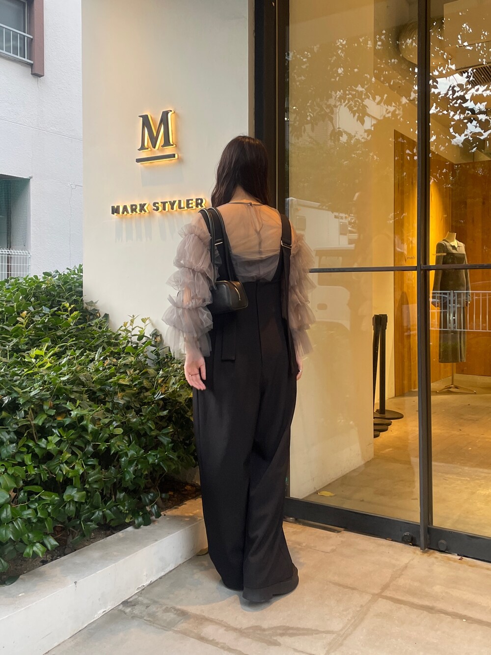 グレー系のシャツ/ブラウス、ブラック系のブーツ、ブラック系のその他パンツを着用したレディースの秋コーディネートの5枚目の写真