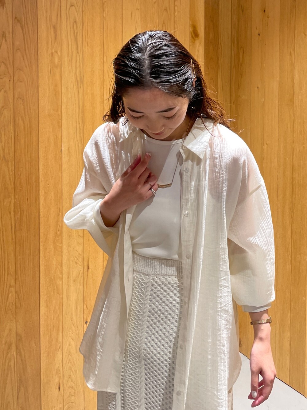 ホワイト系のTシャツ/カットソー、ホワイト系のシャツ/ブラウス、ブラック系のサンダルを着用したレディースの春コーディネートの7枚目の写真