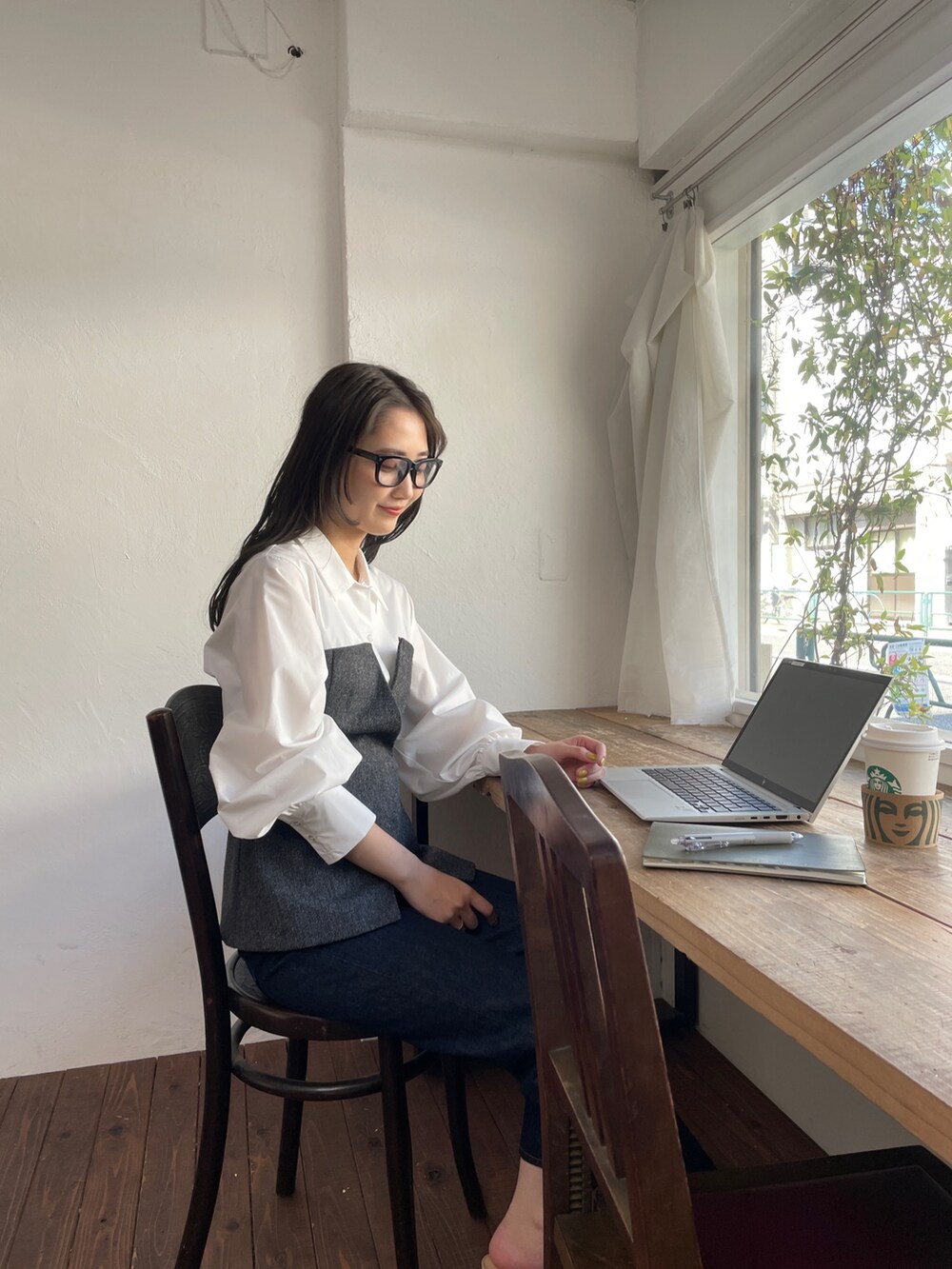 ブルー系のデニムパンツ、ブラック系のシャツ/ブラウス、ベージュ系のサンダルを着用したレディースの夏コーディネートの5枚目の写真