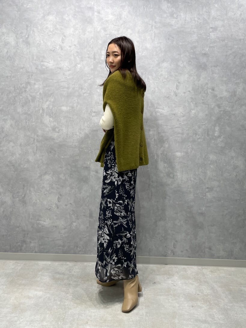 ブルー系のスカート、ブルー系のスカート、ベージュ系のブーツを着用したレディースの秋コーディネートの9枚目の写真