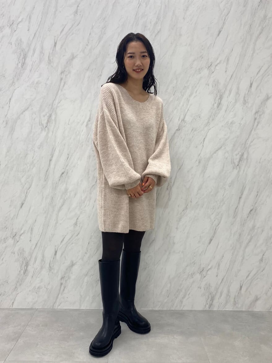 ブラック系のブーツ、ホワイト系のカーディガン/ボレロを着用したレディースの秋コーディネートの3枚目の写真