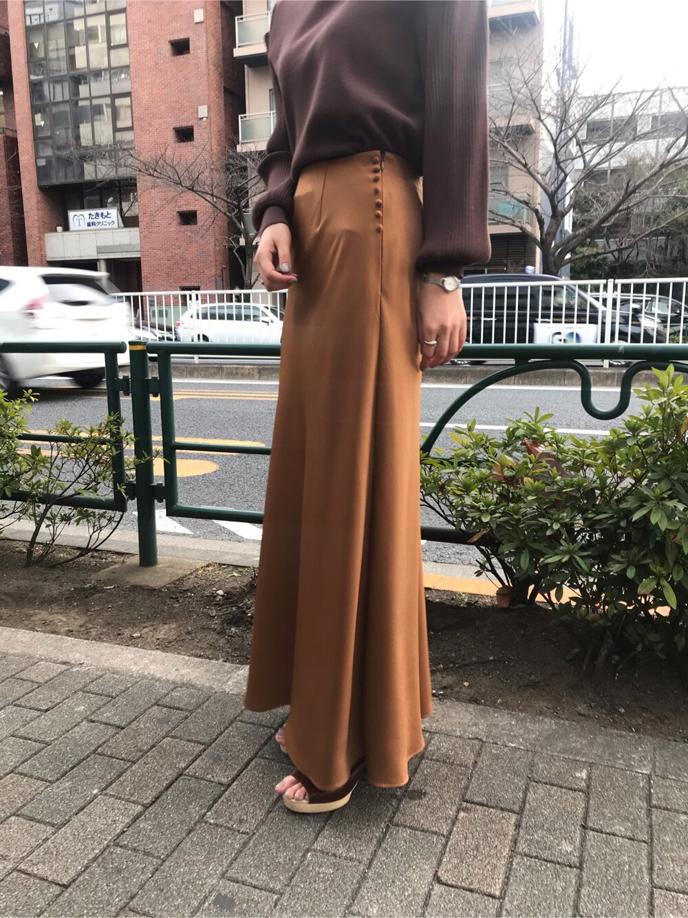 ブラウン系のスカート、ブラウン系のパンプス、ブラウン系のニット/セーターを着用したレディースの冬コーディネートの3枚目の写真