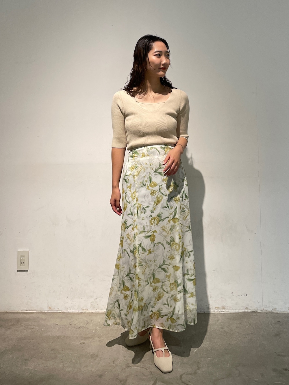 ホワイト系のパンプス、ホワイト系のスカート、ホワイト系のニット/セーターを着用したレディースの冬コーディネートの4枚目の写真