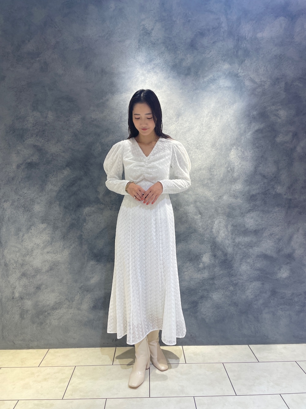 ホワイト系のワンピース、ホワイト系のブーツを着用したレディースの秋コーディネートの2枚目の写真