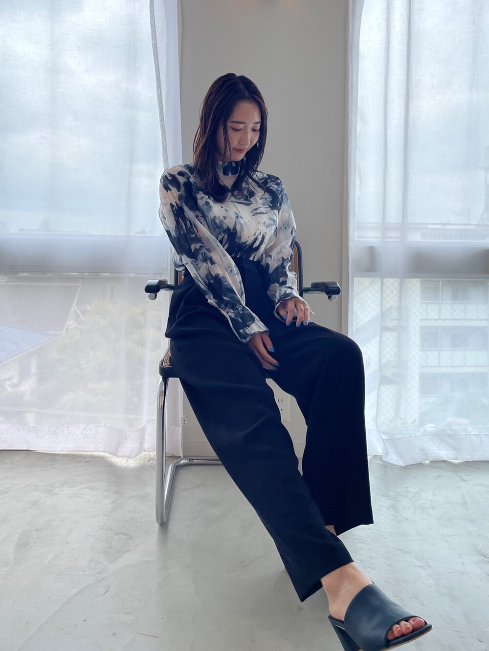 ブルー系のシャツ/ブラウス、ブルー系のサンダル、ブラック系のスラックスを着用したレディースの夏コーディネートの4枚目の写真