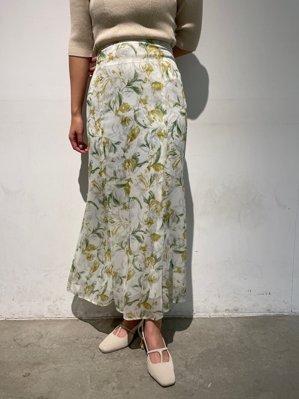 ホワイト系のパンプス、ホワイト系のスカート、ホワイト系のニット/セーターを着用したレディースの冬コーディネートの7枚目の写真