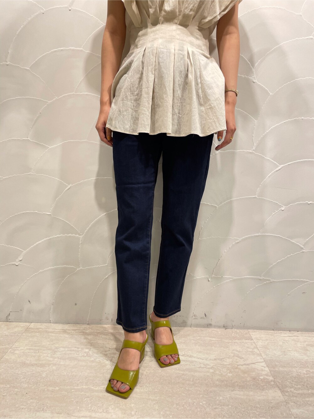 グリーン系のサンダル、ブルー系のデニムパンツ、ホワイト系のシャツ/ブラウスを着用したレディースの春コーディネートの8枚目の写真