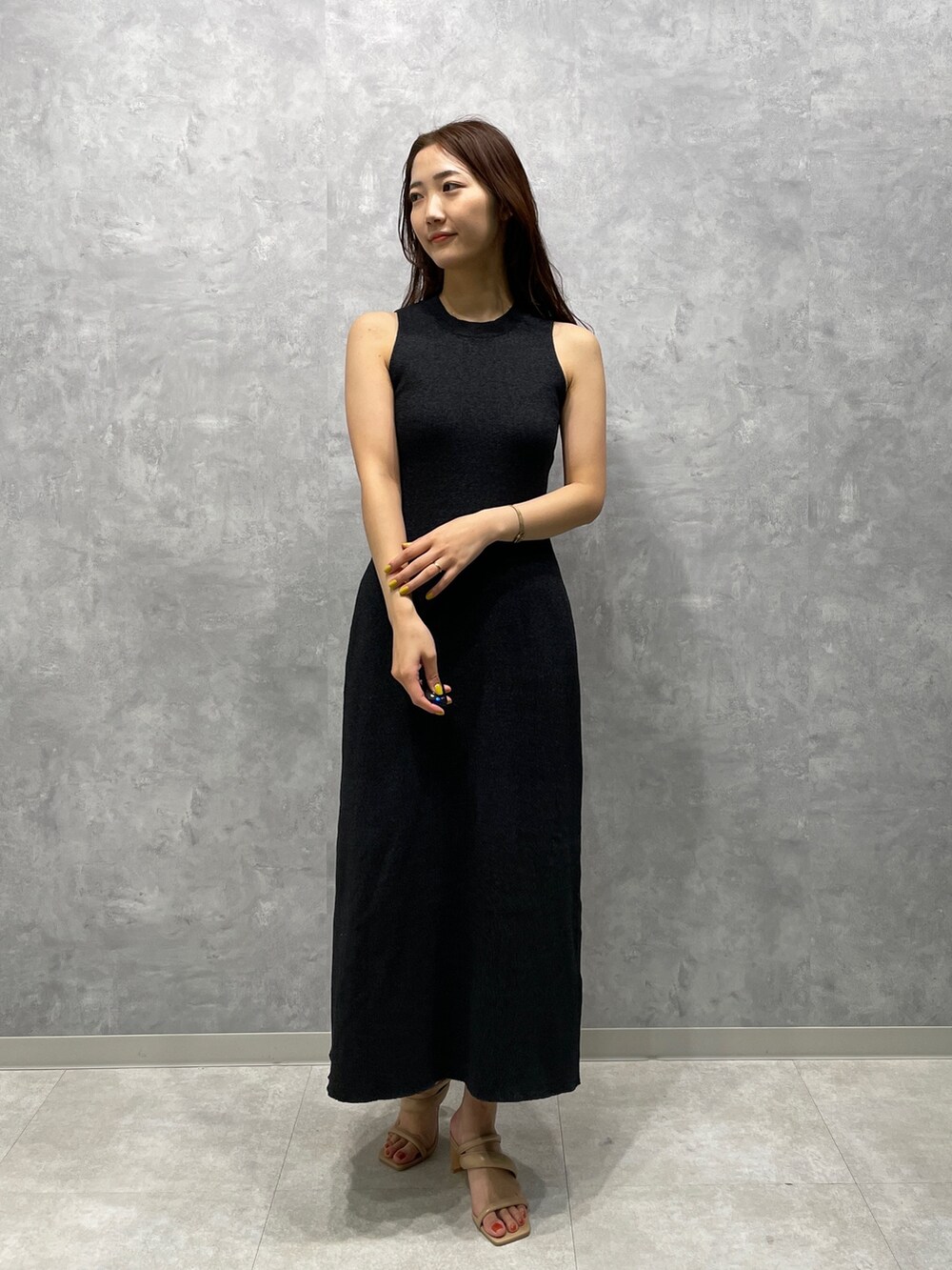 ベージュ系のサンダル、ブラック系のワンピースを着用したレディースの春コーディネートの8枚目の写真