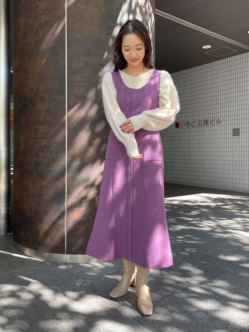 ベージュ系のブーツ、ホワイト系のニット/セーター、ホワイト系のダウンジャケット/コートを着用したレディースの秋コーディネートの10枚目の写真