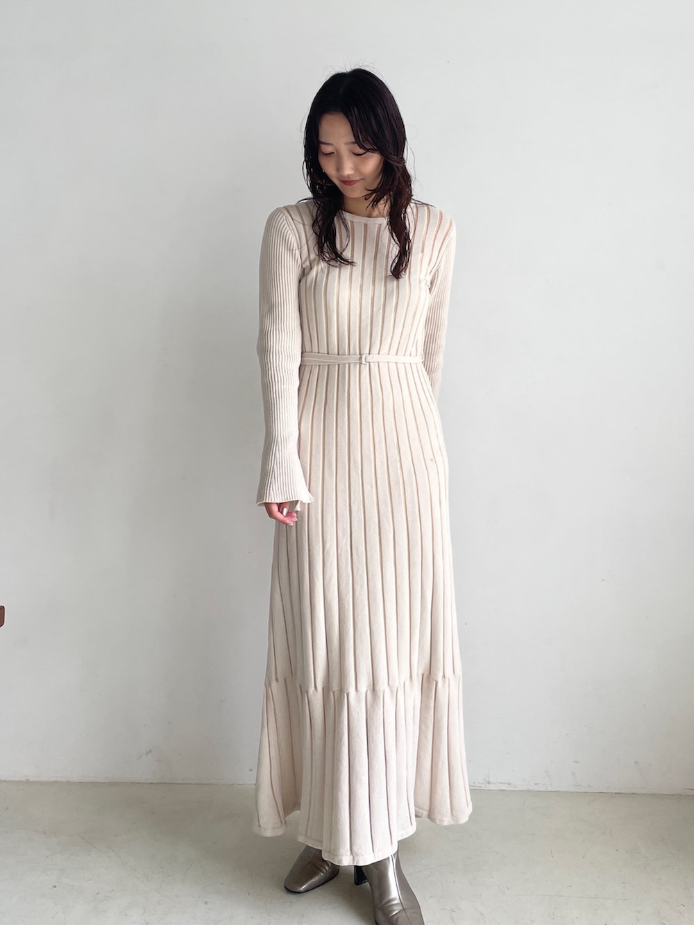 シルバー系のブーツ、ホワイト系のワンピースを着用したレディースの秋コーディネートの3枚目の写真