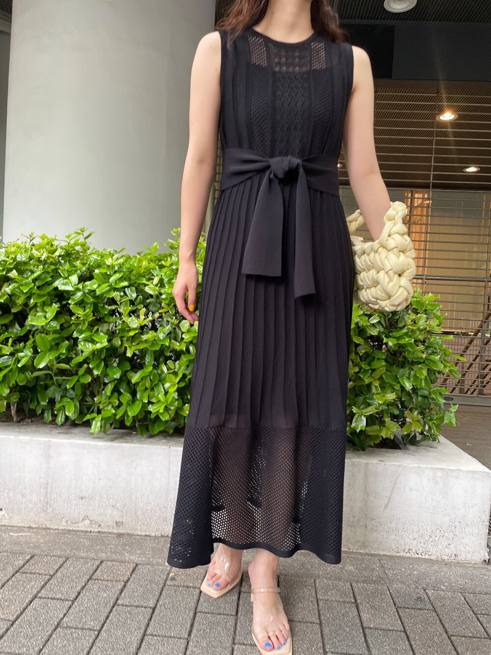 ブラック系のシャツ/ブラウス、ベージュ系のハンドバッグ、ブラック系のワンピースを着用したレディースの春コーディネートの10枚目の写真