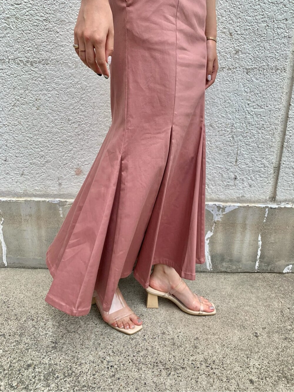 その他のその他シューズ、ホワイト系のニット/セーター、ピンク系のスカートを着用したレディースの夏コーディネートの5枚目の写真