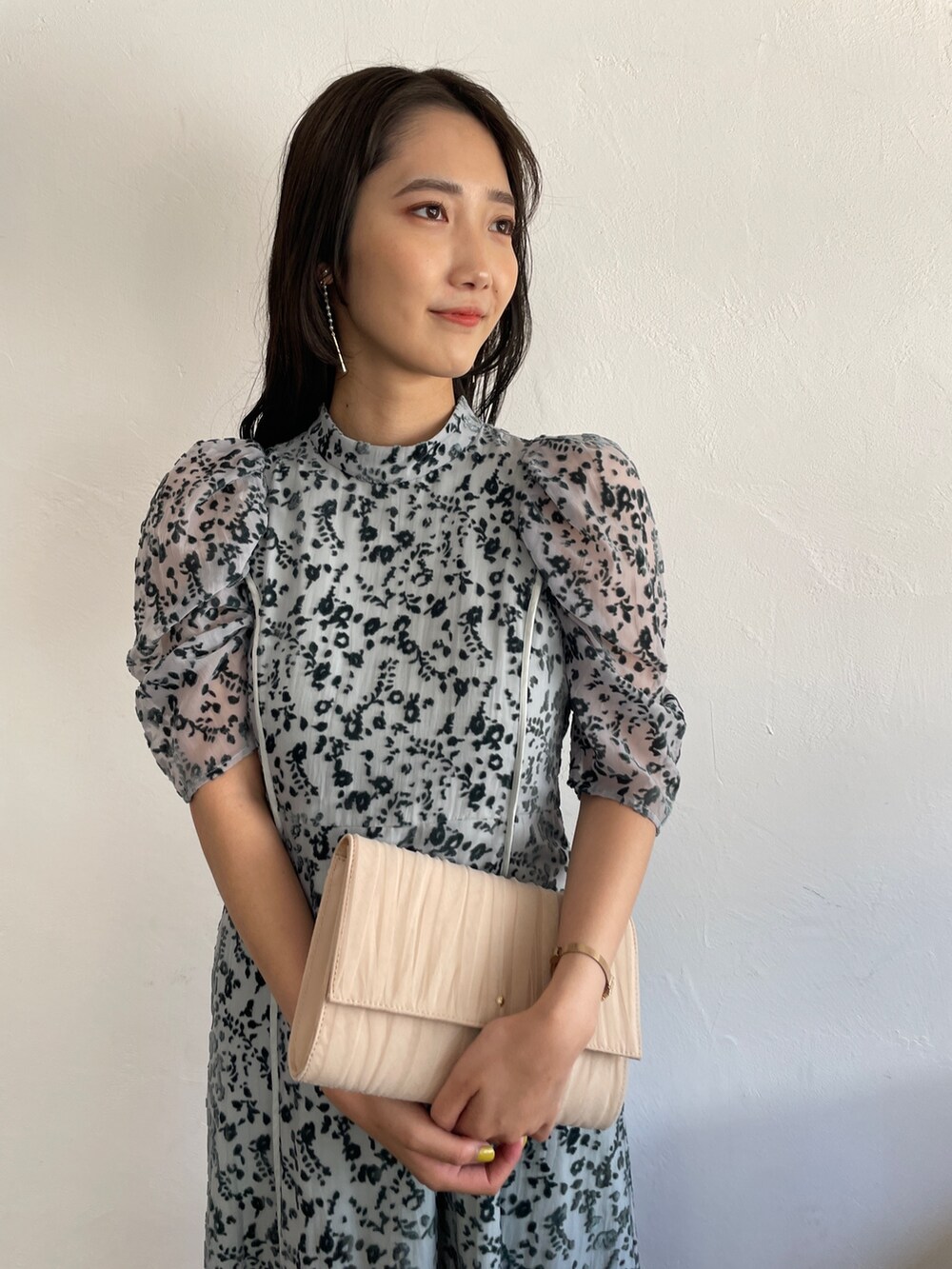 ゴールド系のパンプス、ベージュ系のハンドバッグ、グリーン系のドレスを着用したレディースの夏コーディネートの7枚目の写真