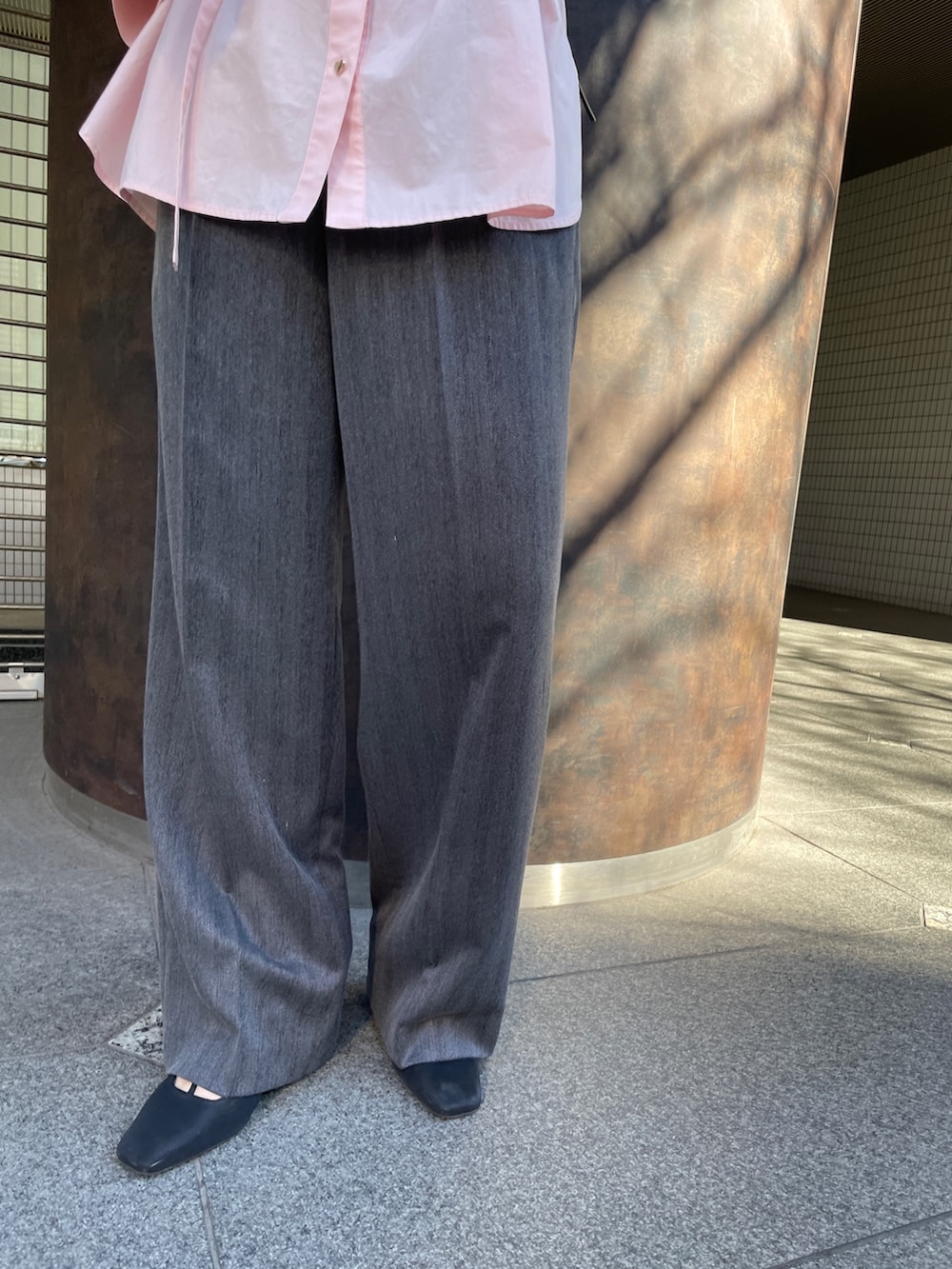 グレー系のその他パンツ、ピンク系のシャツ/ブラウス、ブラック系のパンプスを着用したレディースの冬コーディネートの8枚目の写真