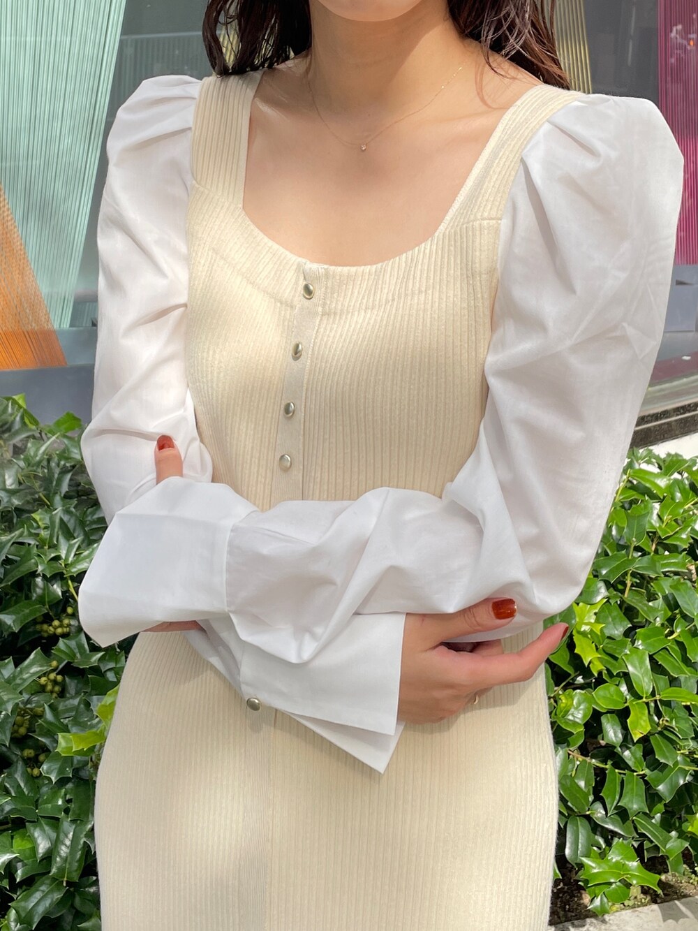 ホワイト系のワンピース、ベージュ系のサンダルを着用したレディースの冬コーディネートの9枚目の写真