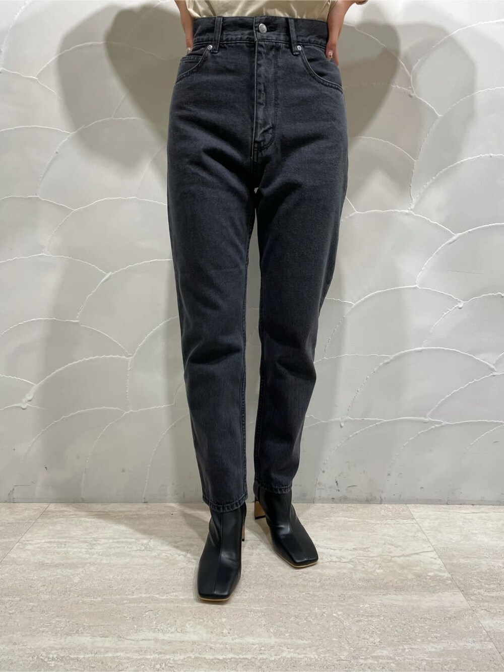 ベージュ系のシャツ/ブラウス、ブラック系のデニムジャケット、ブラック系のその他シューズを着用したレディースの夏コーディネートの9枚目の写真