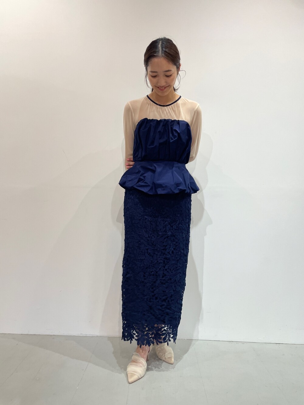 ベージュ系のパンプス、ブルー系のドレス、シルバー系のバレッタ/ヘアクリップを着用したレディースの夏コーディネートの2枚目の写真