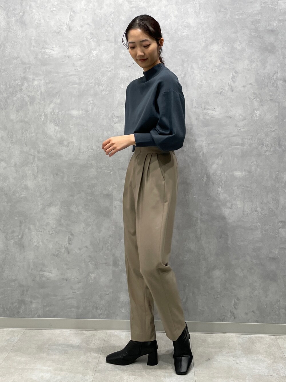 ブラック系のブーツ、ベージュ系のその他パンツ、ホワイト系のカーディガン/ボレロを着用したレディースの冬コーディネートの5枚目の写真