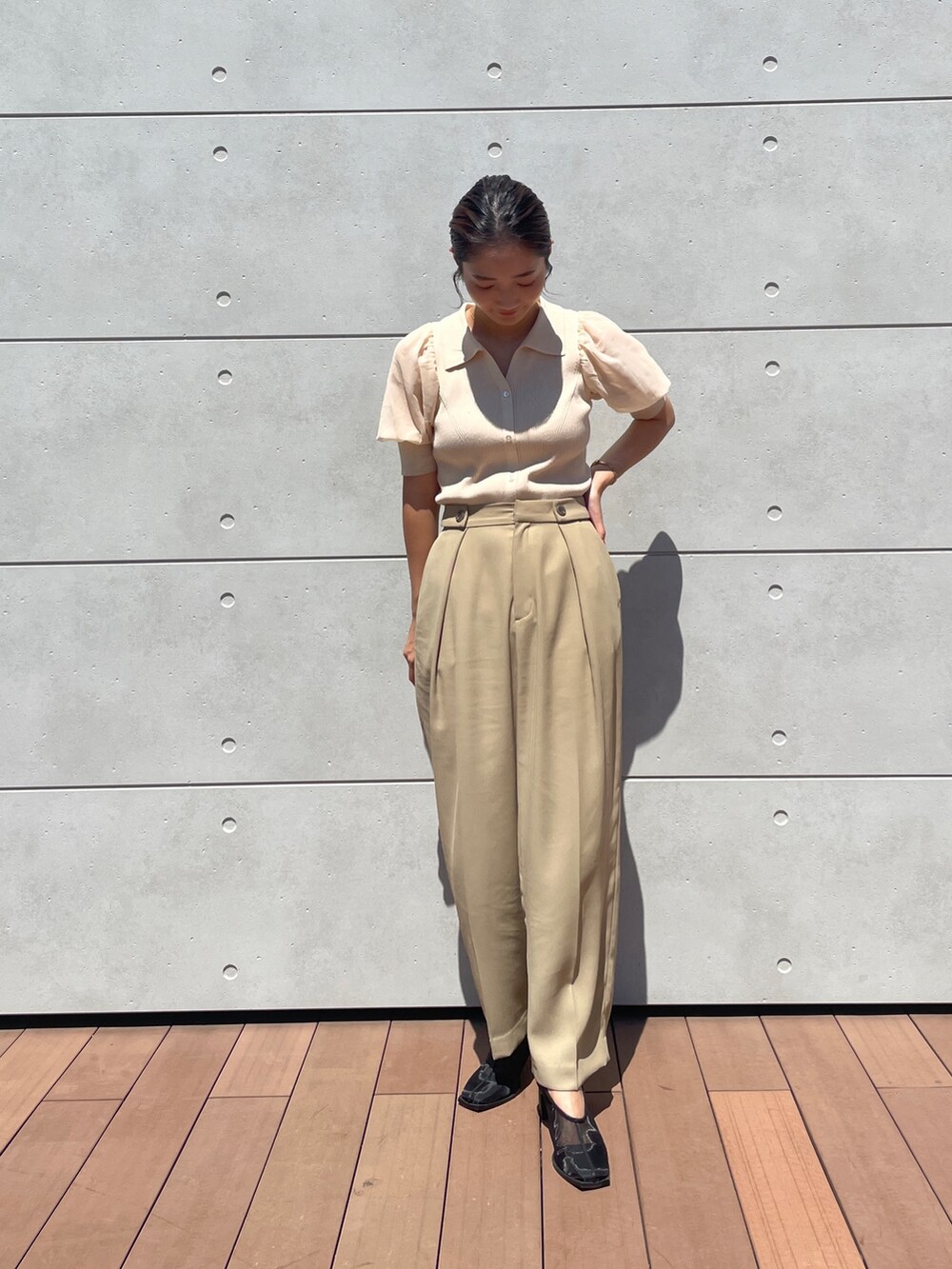 ホワイト系のニット/セーター、ピンク系のカーディガン/ボレロ、ブラック系のパンプスを着用したレディースの秋コーディネートの6枚目の写真