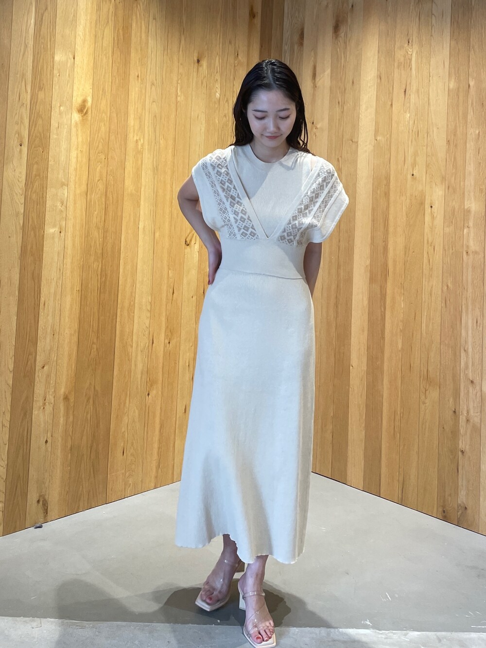 その他のサンダル、ベージュ系のワンピースを着用したレディースの冬コーディネートの3枚目の写真