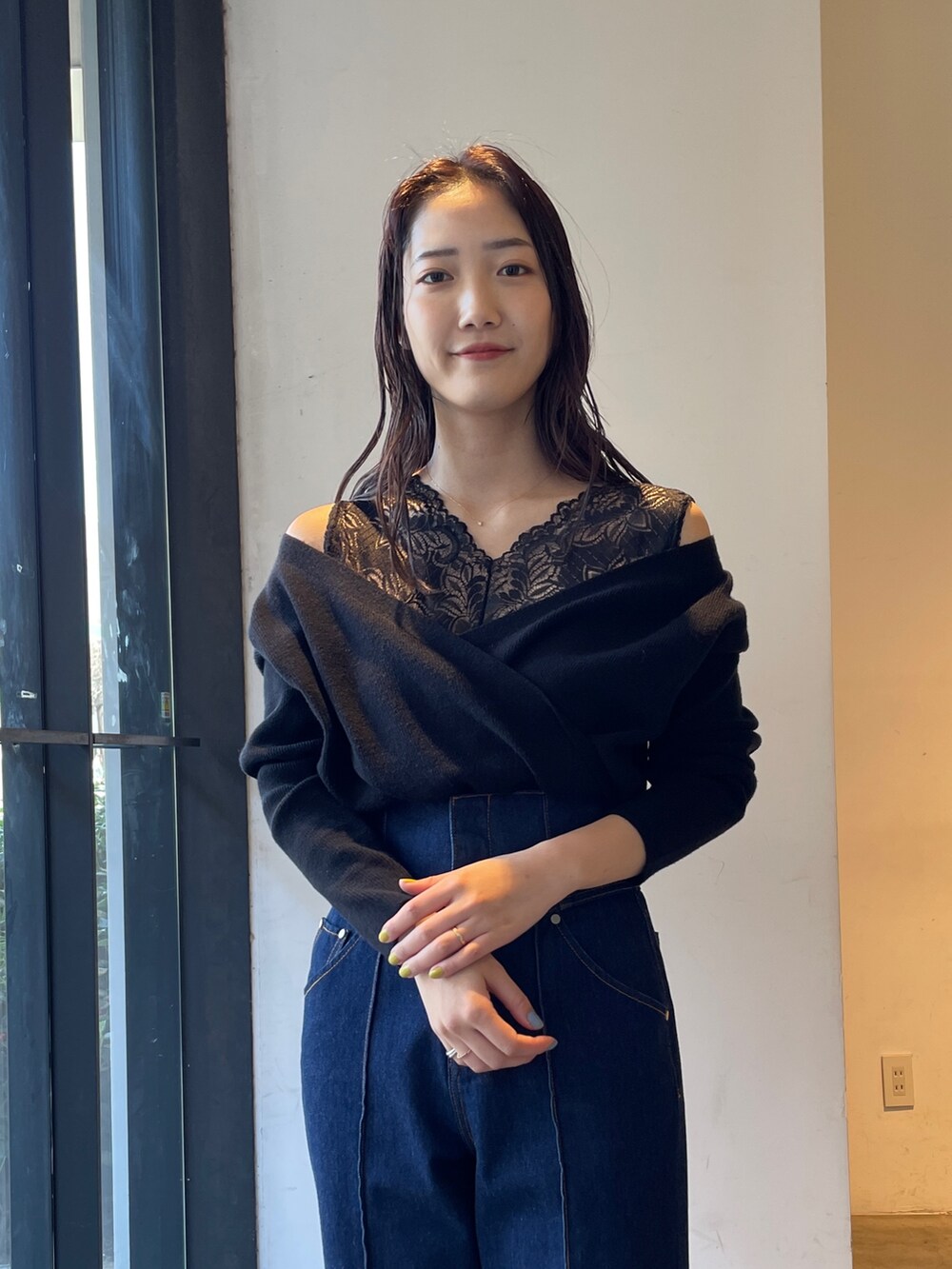 ブラック系のブーツ、ブルー系のデニムパンツ、ブラック系のニット/セーターを着用したレディースの冬コーディネートの6枚目の写真