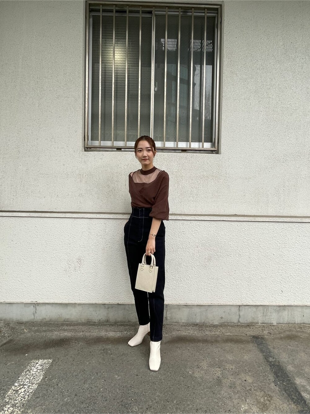 ホワイト系のその他シューズ、ブラウン系のニット/セーター、ベージュ系のその他アウターを着用したレディースの秋コーディネートの2枚目の写真