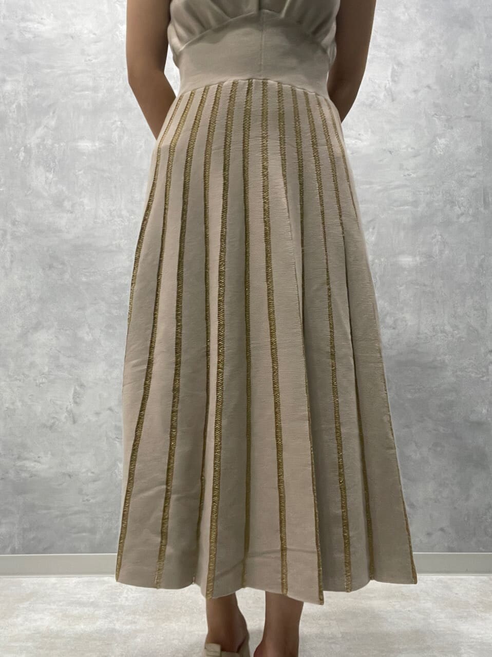 ホワイト系のサンダル、ベージュ系のワンピースを着用したレディースの夏コーディネートの8枚目の写真