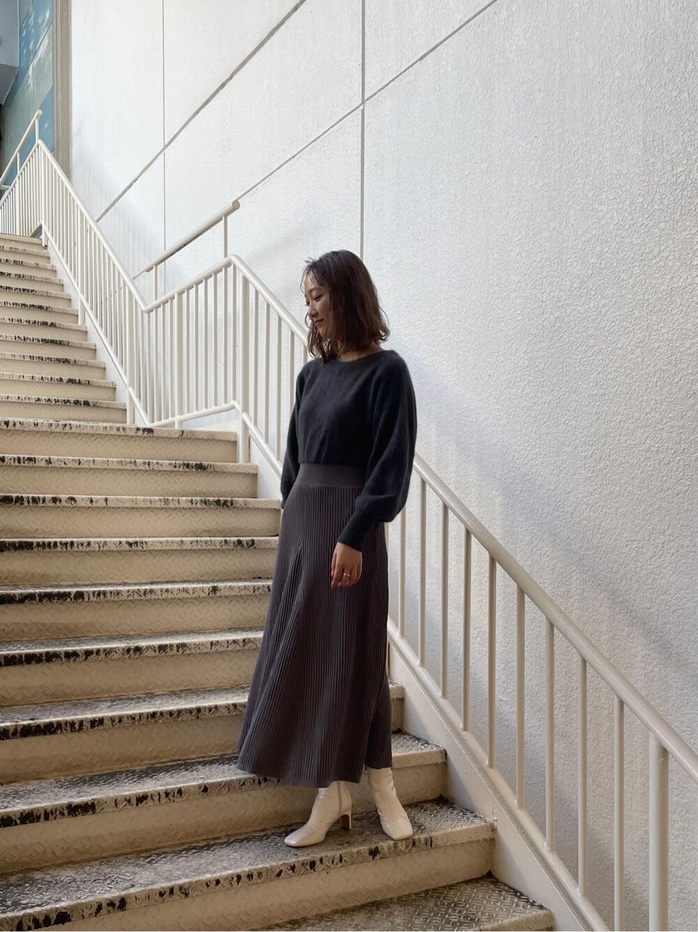 ホワイト系のその他シューズ、グレー系のワンピースを着用したレディースの冬コーディネートの2枚目の写真