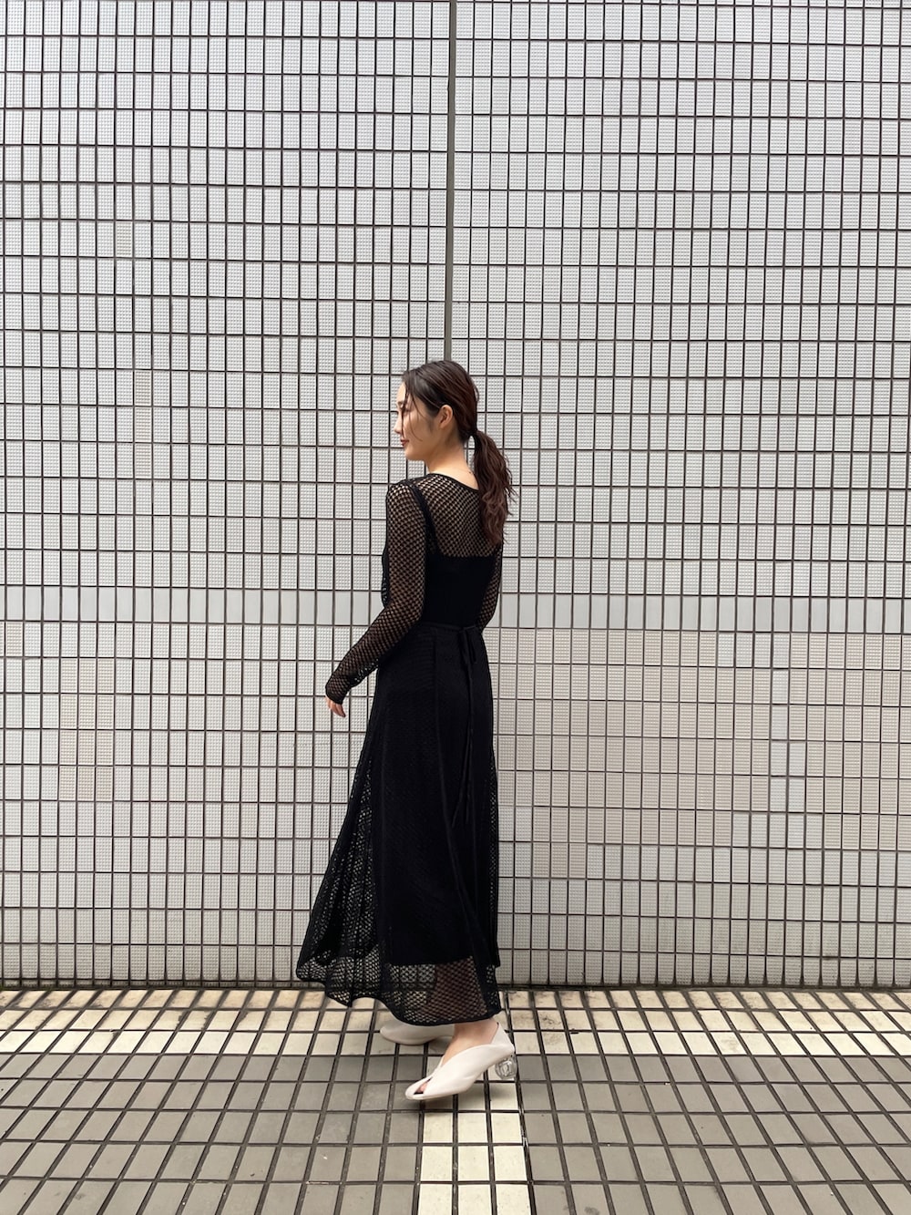 ホワイト系のパンプス、ブラック系のワンピースを着用したレディースの冬コーディネートの6枚目の写真