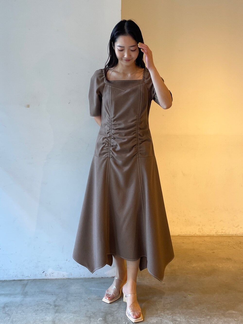 ベージュ系のサンダル、ブラウン系のワンピースを着用したレディースの冬コーディネートの3枚目の写真