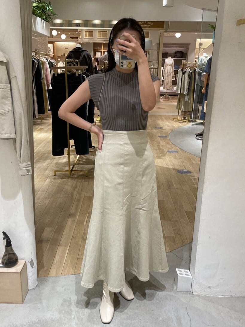 ベージュ系のデニムジャケット、ベージュ系のスカート、ベージュ系のニット/セーターを着用したレディースの夏コーディネートの3枚目の写真