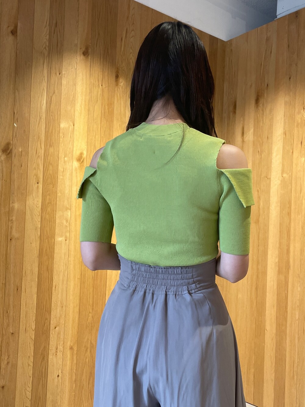 その他のサンダル、グリーン系のニット/セーター、グレー系のその他パンツを着用したレディースの冬コーディネートの7枚目の写真