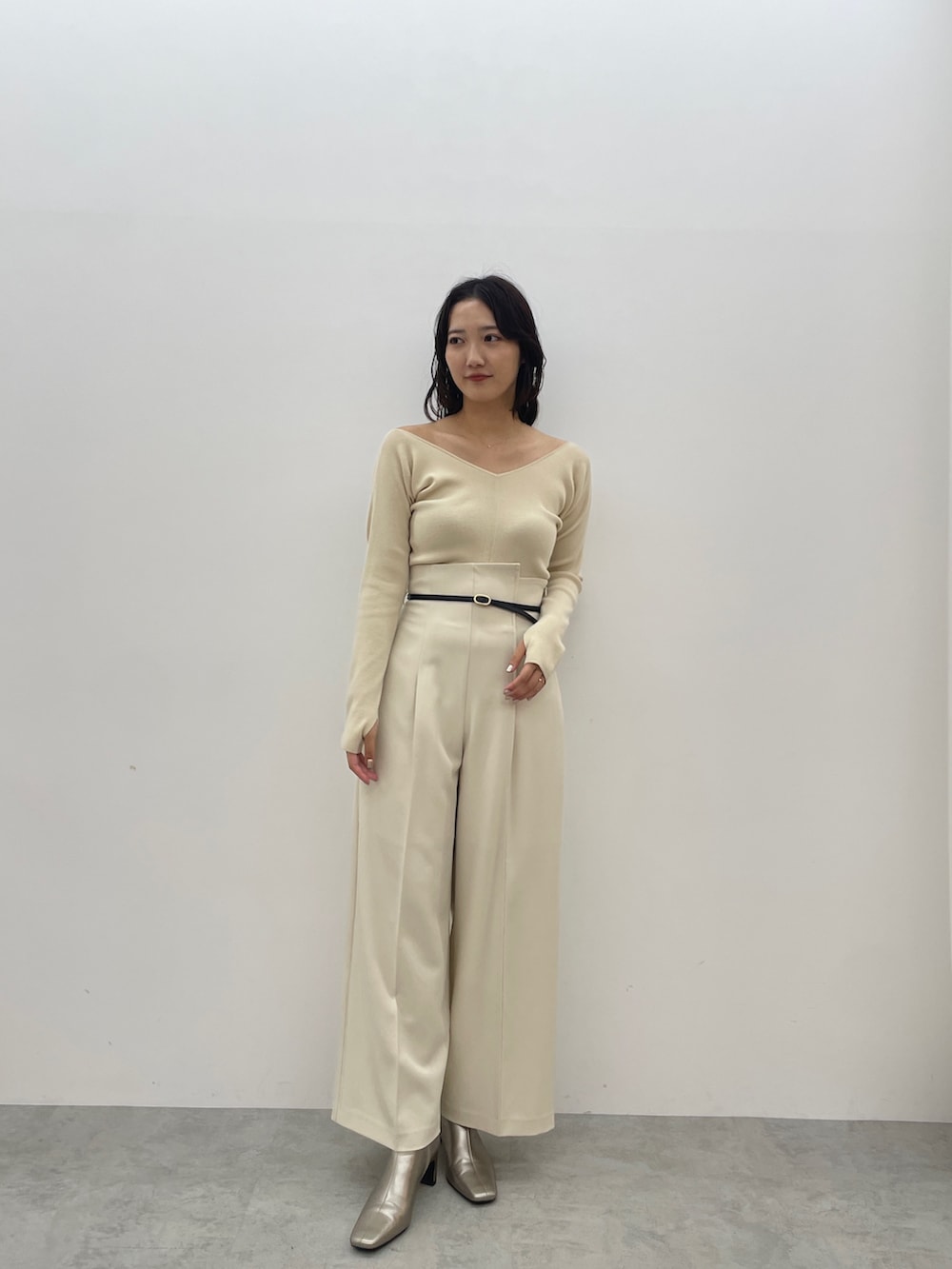 シルバー系のブーツ、ホワイト系のその他パンツ、ホワイト系のニット/セーターを着用したレディースの秋コーディネートの2枚目の写真