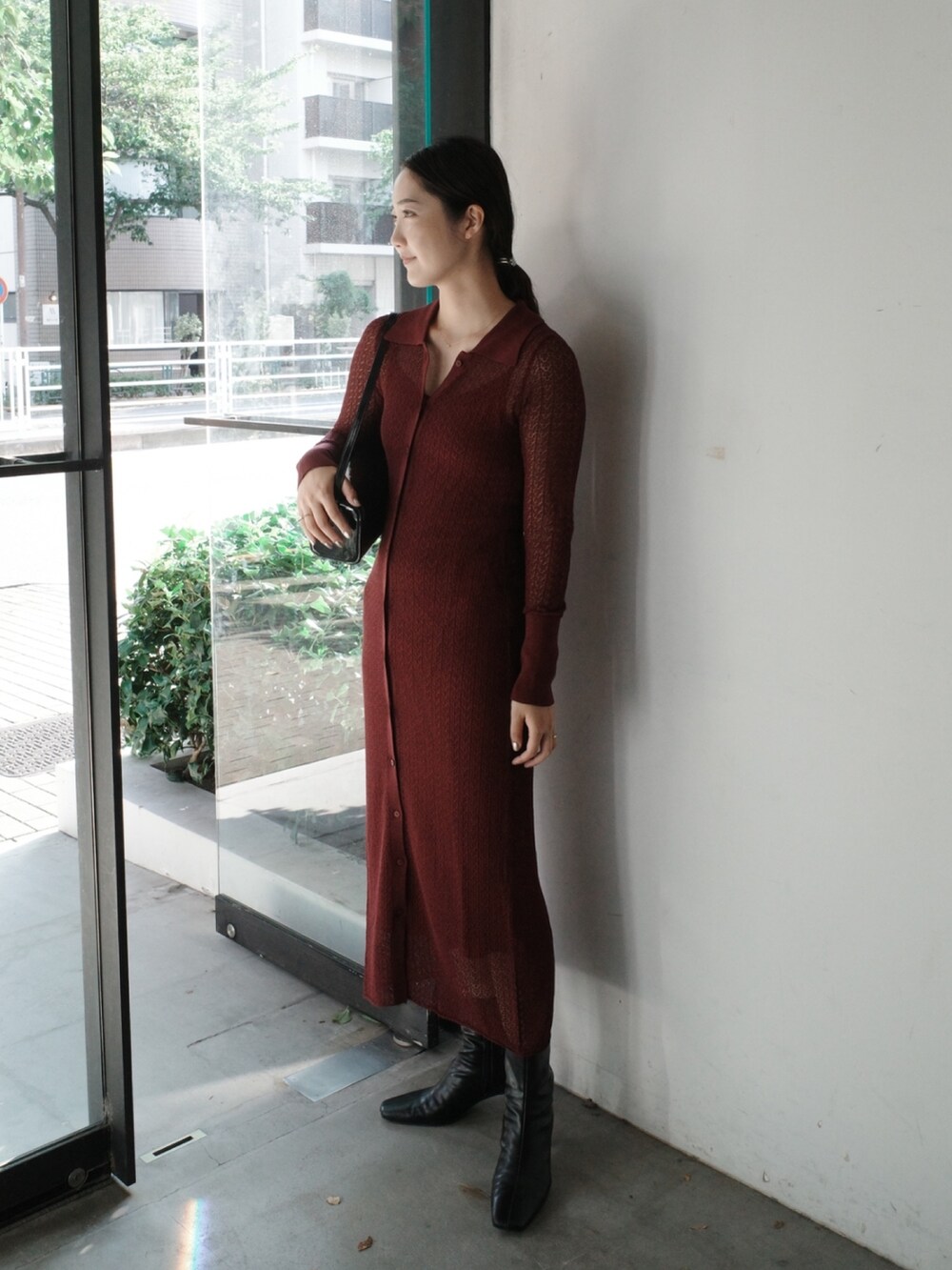 パープル系のワンピース、ブラック系のブーツ、ブラック系のショルダーバッグを着用したレディースの夏コーディネートの4枚目の写真