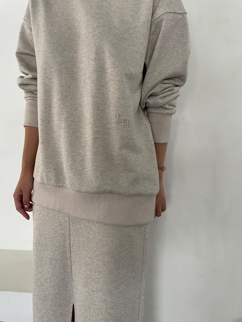 ブラック系のブーツ、ベージュ系のスカート、ベージュ系のスウェットを着用したレディースの秋コーディネートの9枚目の写真