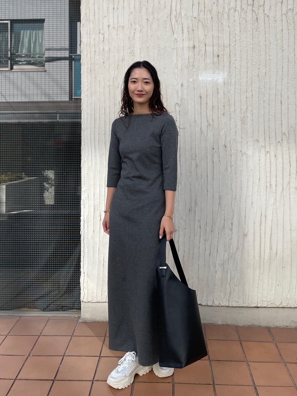 ホワイト系のスニーカー、グレー系のワンピース、グレー系のテーラードジャケットを着用したレディースの冬コーディネートの10枚目の写真