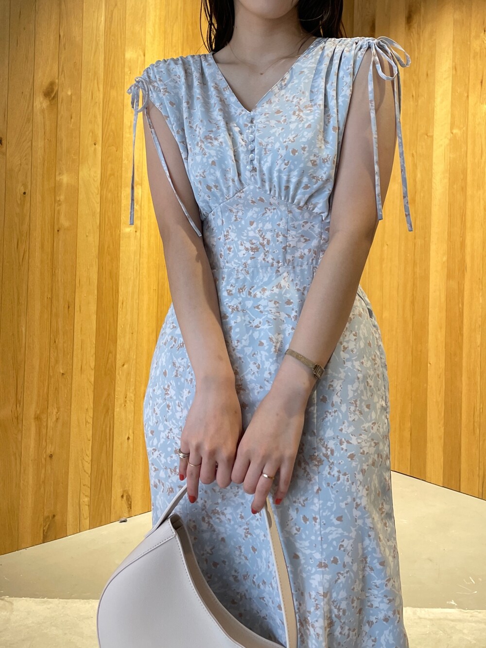 その他のサンダル、ホワイト系のカーディガン/ボレロ、ホワイト系のハンドバッグを着用したレディースの春コーディネートの8枚目の写真