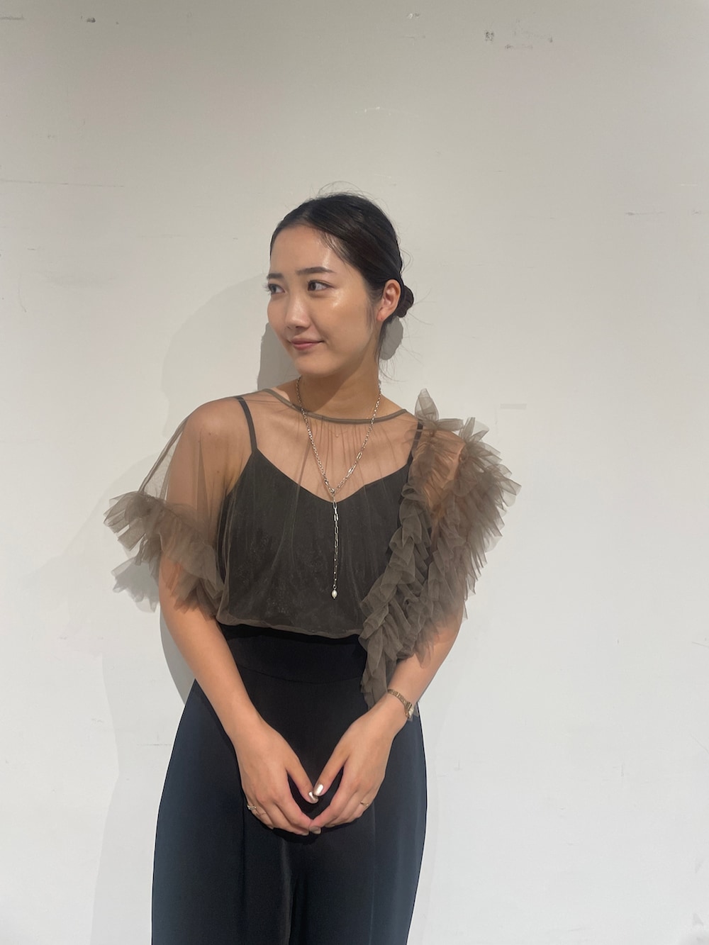 その他のパンツドレス、ブラック系のパンプスを着用したレディースの夏コーディネートの8枚目の写真