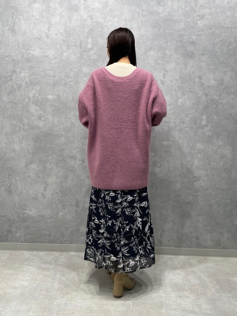 ブルー系のスカート、ブルー系のスカート、ベージュ系のブーツを着用したレディースの秋コーディネートの6枚目の写真