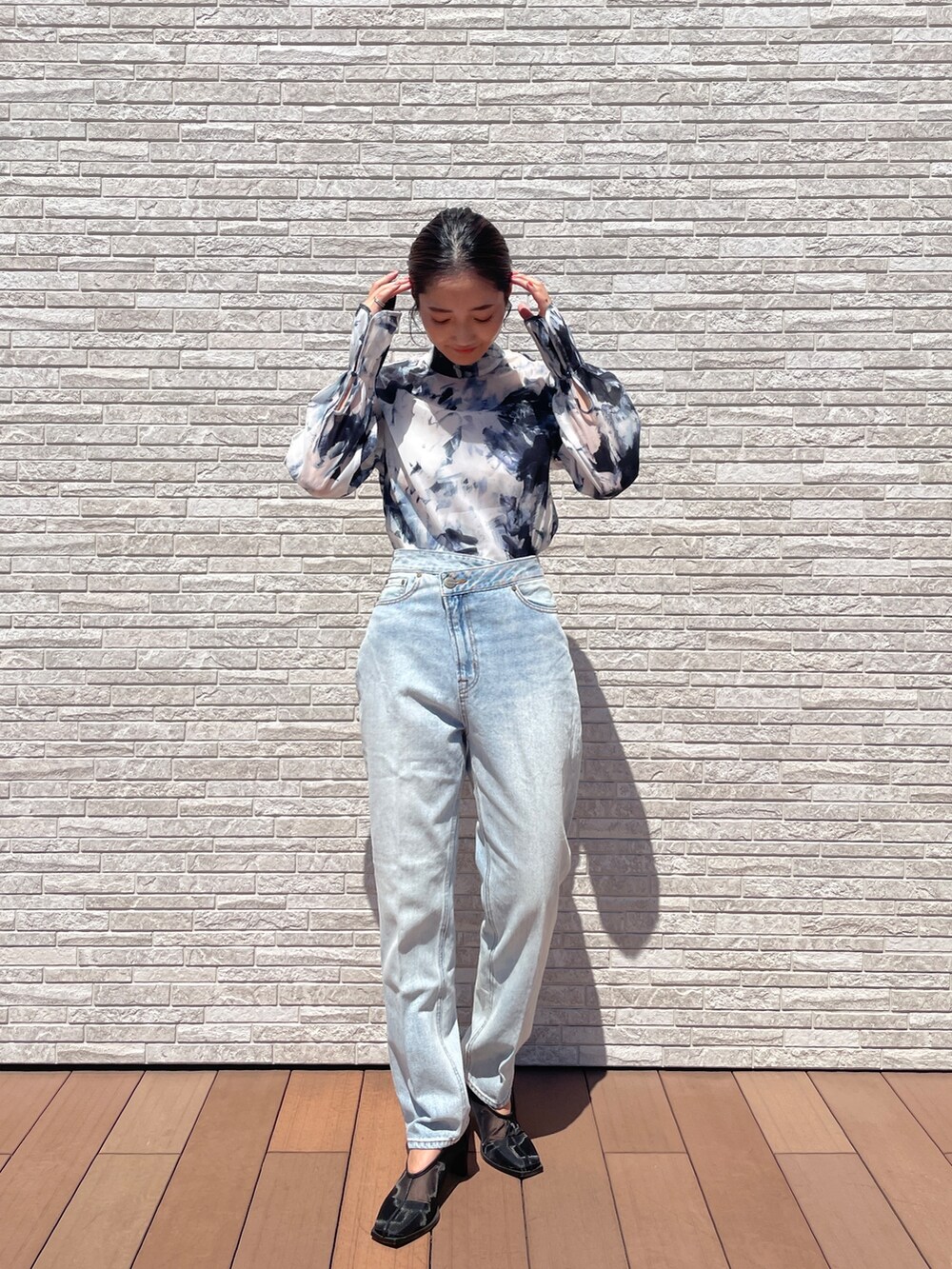 ブルー系のデニムパンツ、ブルー系のシャツ/ブラウス、ホワイト系のカーディガン/ボレロを着用したレディースの秋コーディネートの7枚目の写真