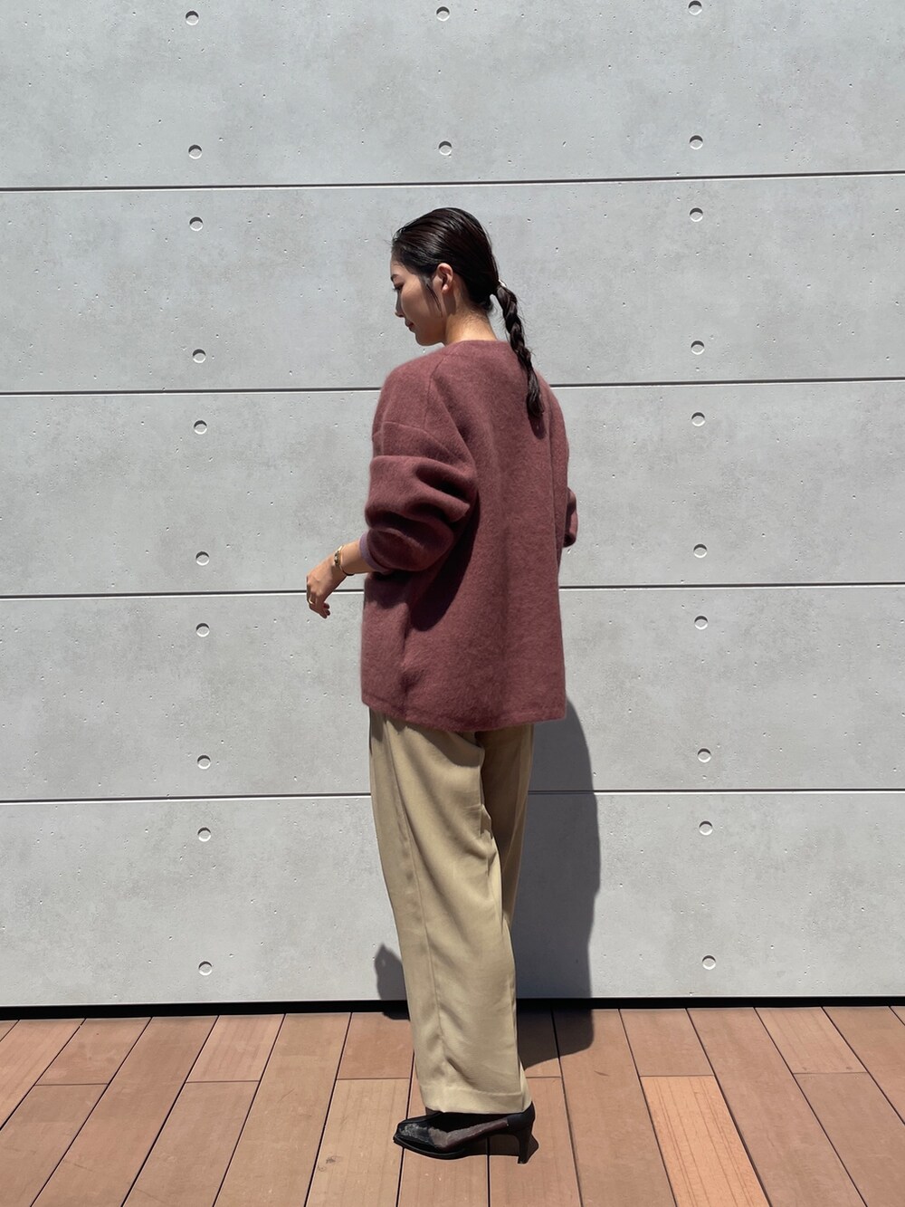 ホワイト系のニット/セーター、ピンク系のカーディガン/ボレロ、ブラック系のパンプスを着用したレディースの秋コーディネートの3枚目の写真