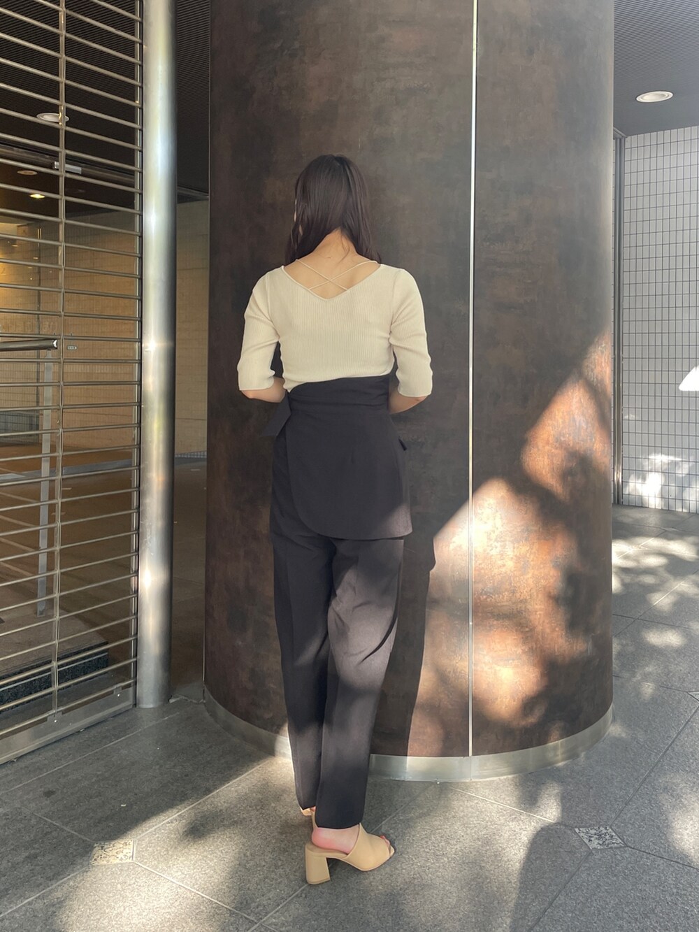 ベージュ系のサンダル、ブラック系のその他パンツ、ホワイト系のニット/セーターを着用したレディースの夏コーディネートの6枚目の写真