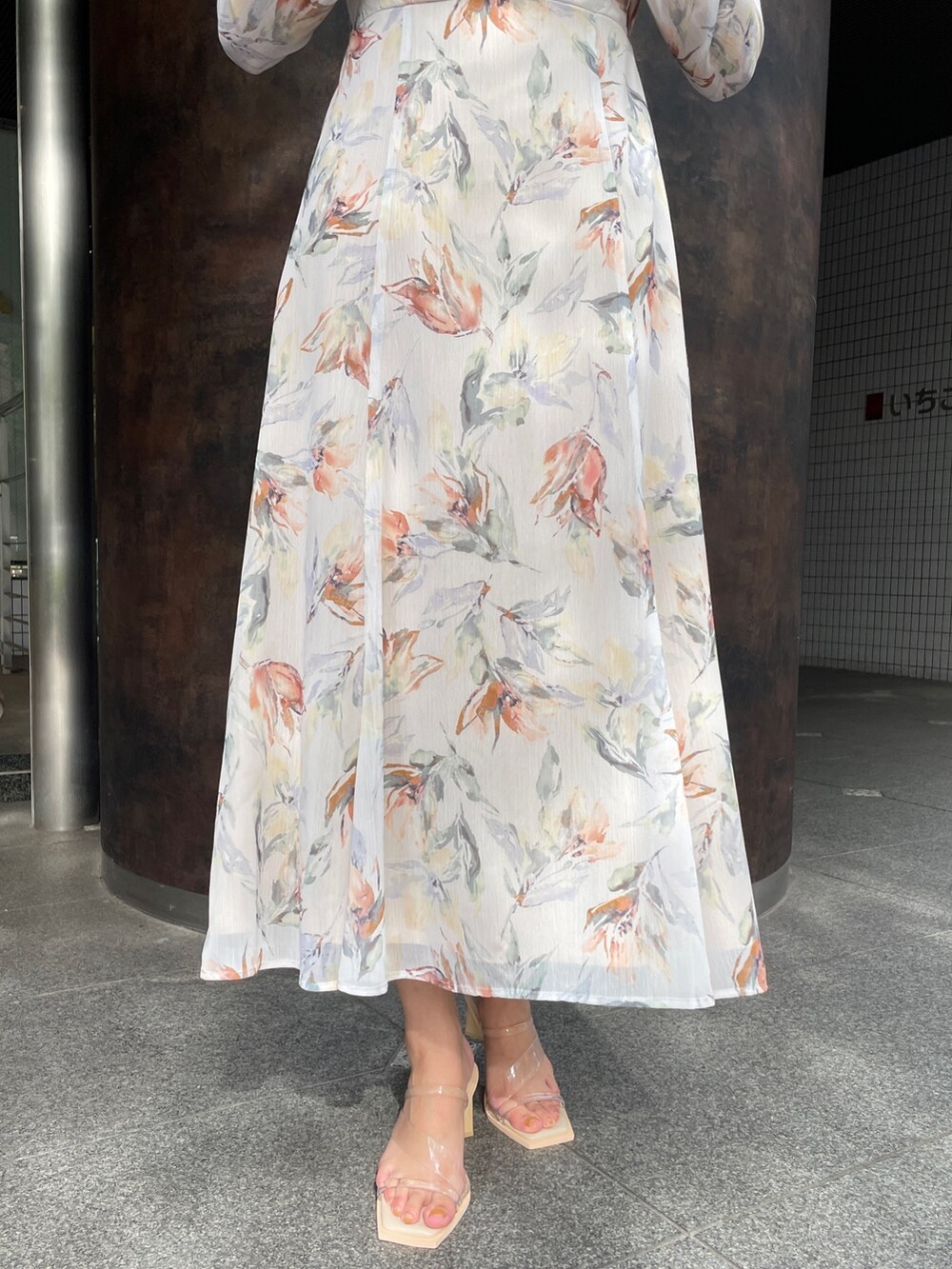 その他のサンダル、ホワイト系のワンピースを着用したレディースの冬コーディネートの7枚目の写真